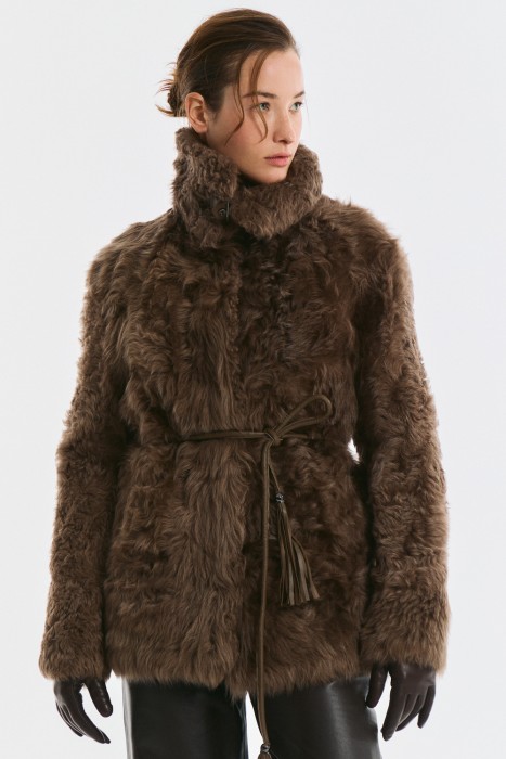 шуба из овчины с поясом от бренда снежная королева вид слева