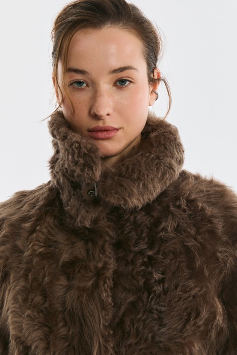 шуба из овчины с поясом из россии вид сбоку