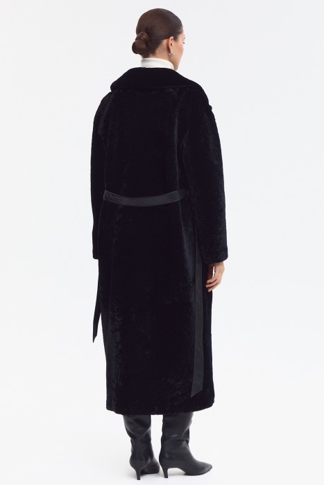 шуба из овчины с поясом от бренда снежная королева вид слева