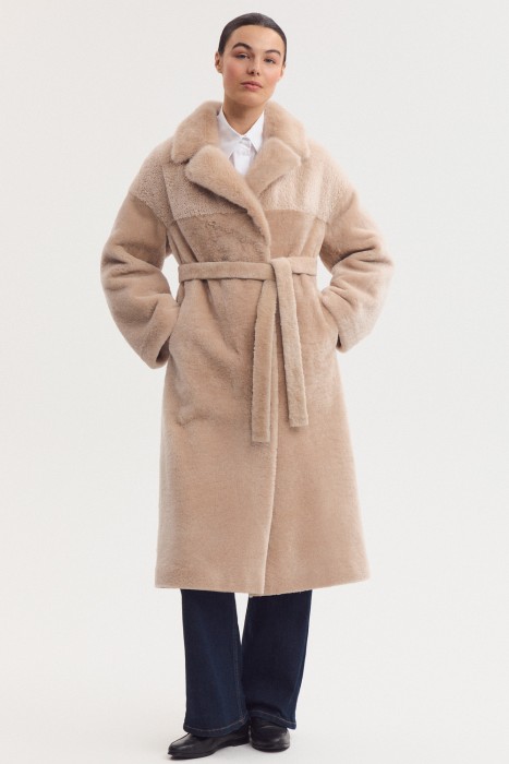 шуба из овчины с поясом от бренда снежная королева вид слева