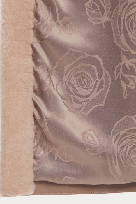 шуба из овчины с поясом по цене 66360 руб вид справа