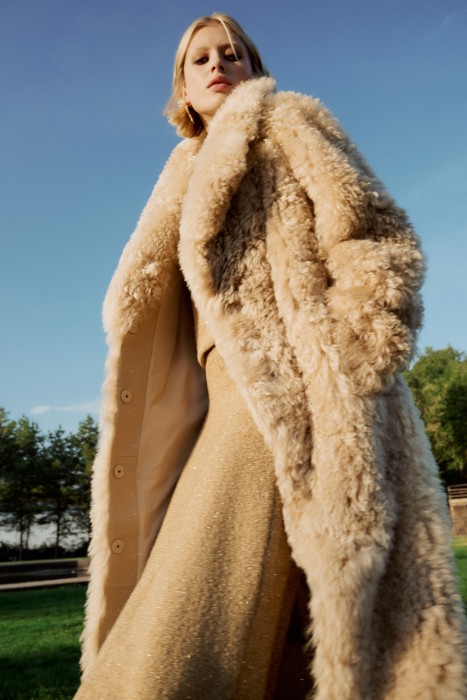 шуба из овчины с поясом от бренда снежная королева вид слева