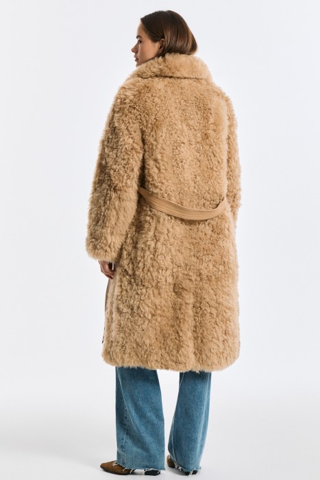 шуба из овчины с поясом из россии вид сбоку