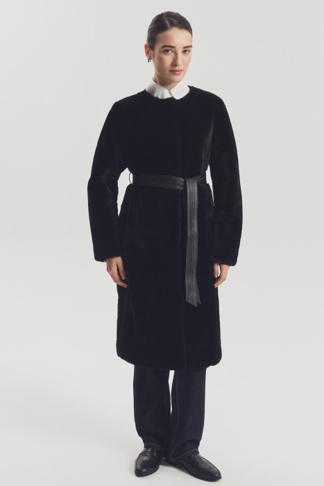 шуба из овчины с поясом от бренда снежная королева вид слева