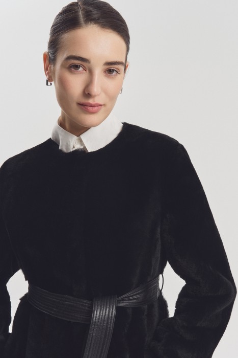 шуба из овчины с поясом из россии вид сбоку