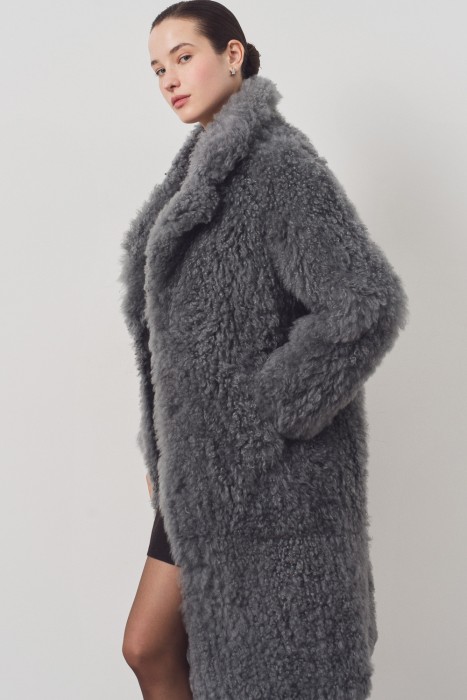 шуба из овчины с поясом от бренда снежная королева вид слева