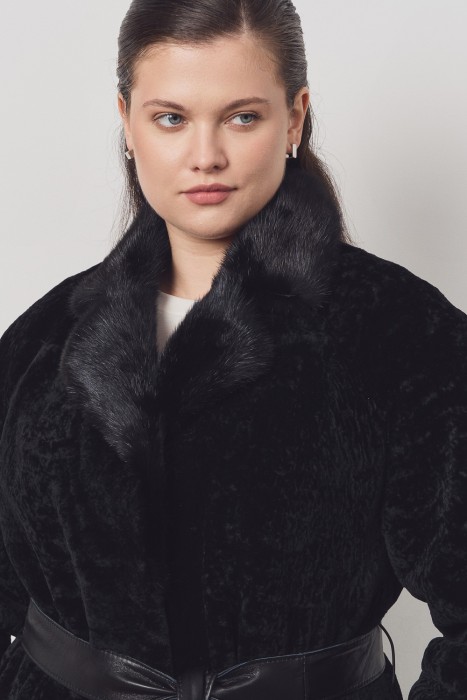 шуба из овчины с поясом из россии вид сбоку