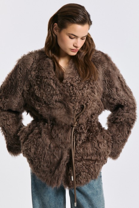 шуба из овчины с поясом от бренда снежная королева вид слева