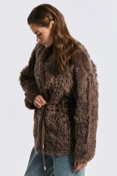 шуба из овчины с поясом по цене 40690 руб вид справа