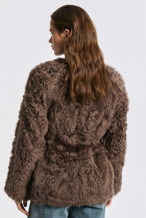 шуба из овчины с поясом из россии вид сбоку