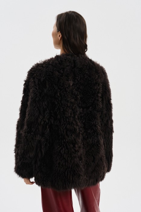 шуба из овчины с поясом по цене 56090 руб вид справа