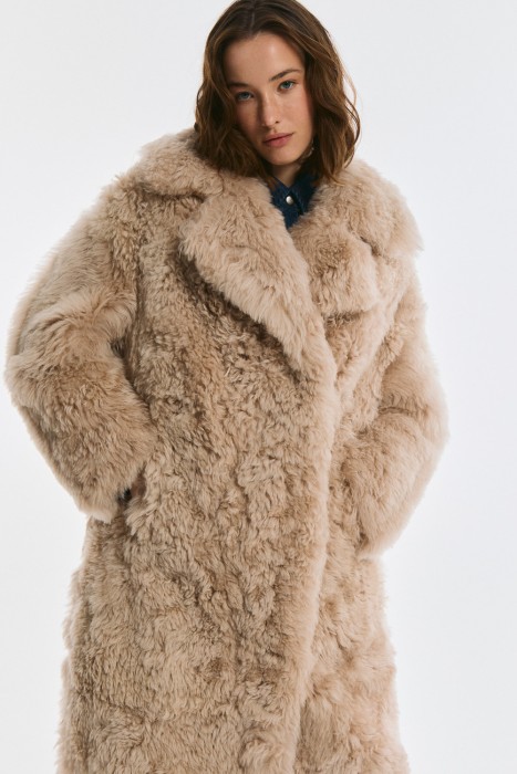 шуба из овчины от бренда снежная королева вид слева