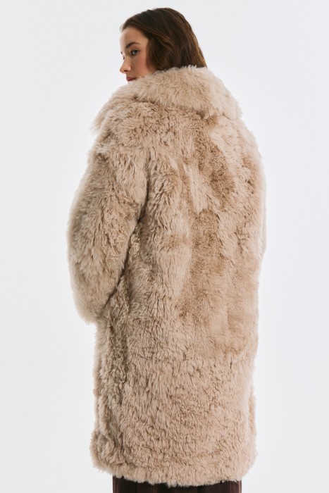 шуба из овчины по цене 25280 руб вид справа