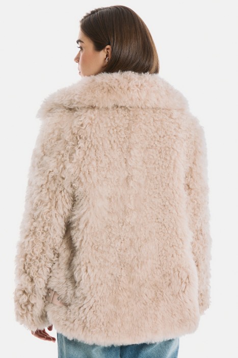 шуба из овчины по цене 43120 руб вид справа