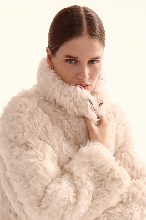 шуба из овчины от бренда снежная королева вид слева