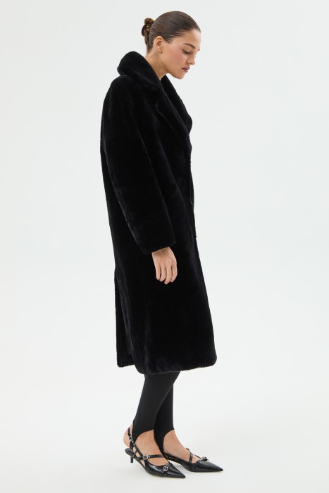 шуба из овчины от бренда снежная королева вид слева