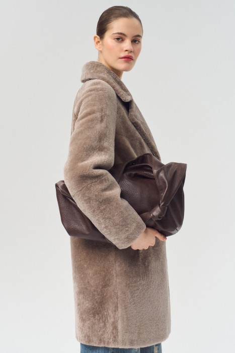 шуба из овчины от бренда снежная королева вид слева