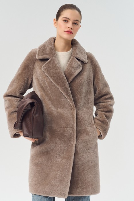 шуба из овчины по цене 47280 руб вид справа