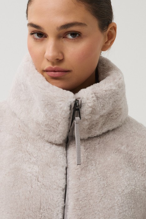 шуба из овчины от бренда снежная королева вид слева