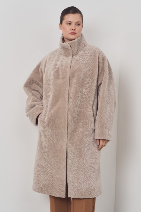 шуба из овчины от бренда снежная королева вид слева