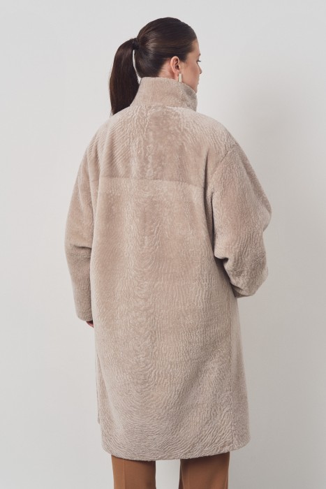 шуба из овчины по цене 45610 руб вид справа