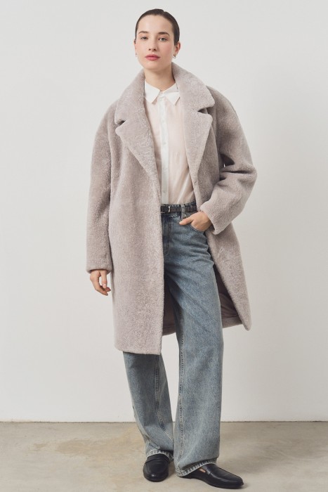 шуба из овчины от бренда снежная королева вид слева