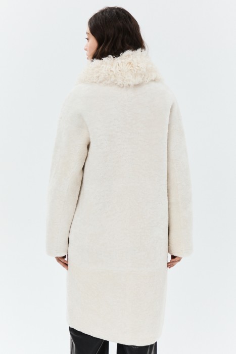 шуба из овчины по цене 23650 руб вид справа