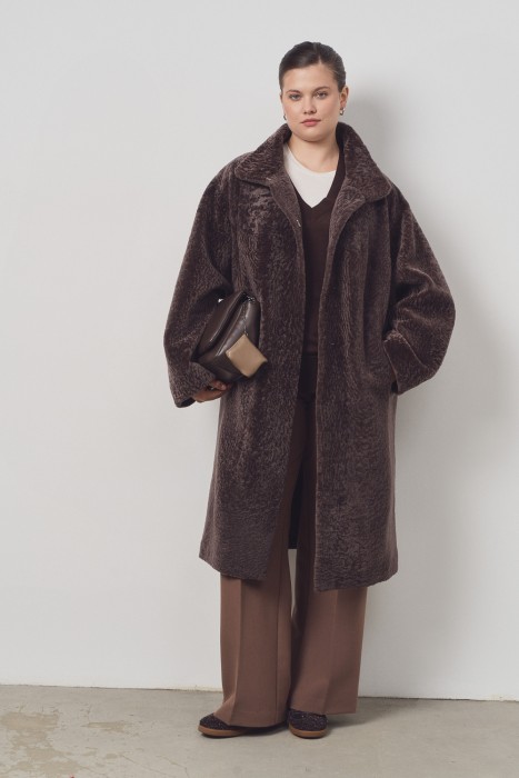 шуба из овчины по цене 59720 руб вид справа