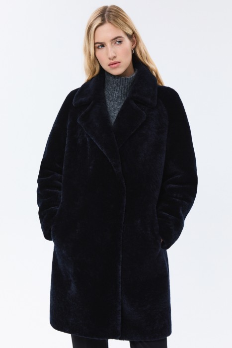 шуба из овчины от бренда снежная королева вид слева
