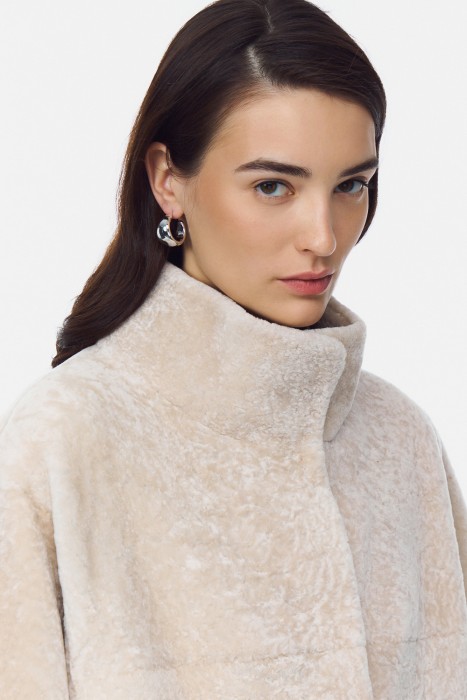 шуба из овчины по цене 58060 руб вид справа