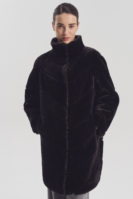 шуба из овчины от бренда снежная королева вид слева