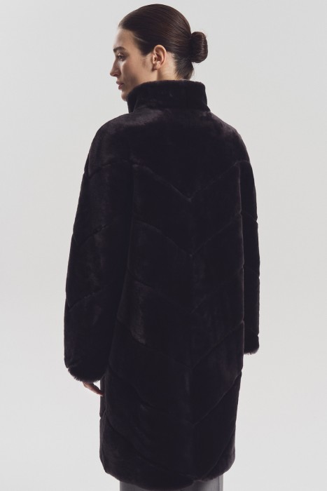 шуба из овчины по цене 31810 руб вид справа