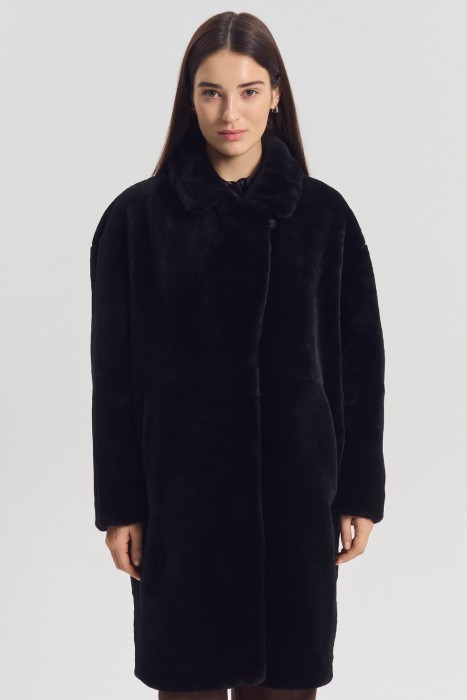 шуба из овчины от бренда снежная королева вид слева