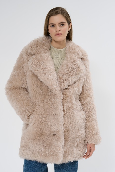 шуба из овчины от бренда снежная королева вид слева