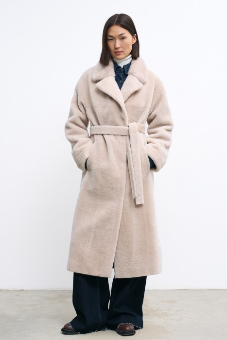 шуба из овчины от бренда снежная королева вид слева