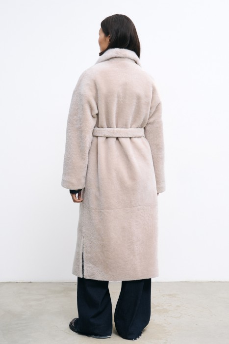 шуба из овчины по цене 63040 руб вид справа