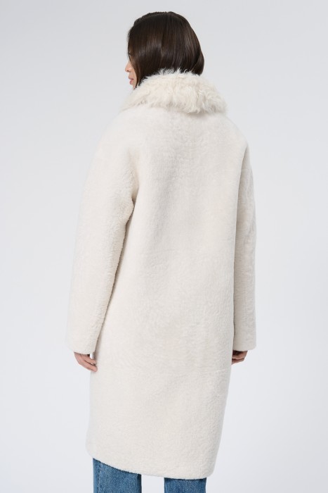 шуба из овчины по цене 23650 руб вид справа