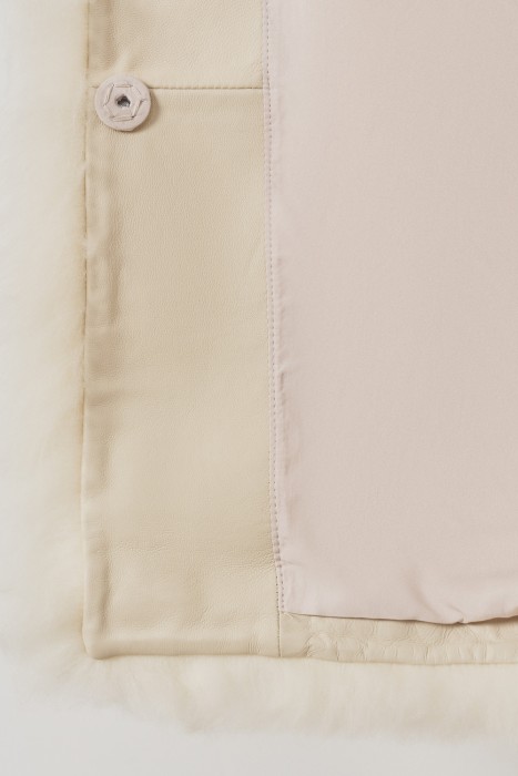 шуба из овчины от бренда снежная королева вид слева