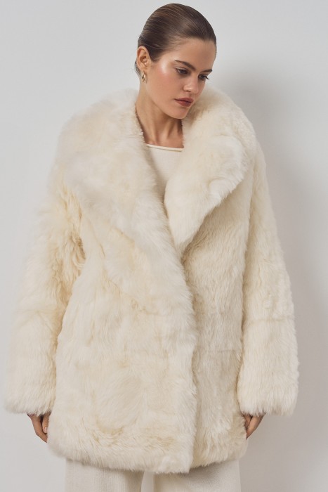 шуба из овчины по цене 44790 руб вид справа