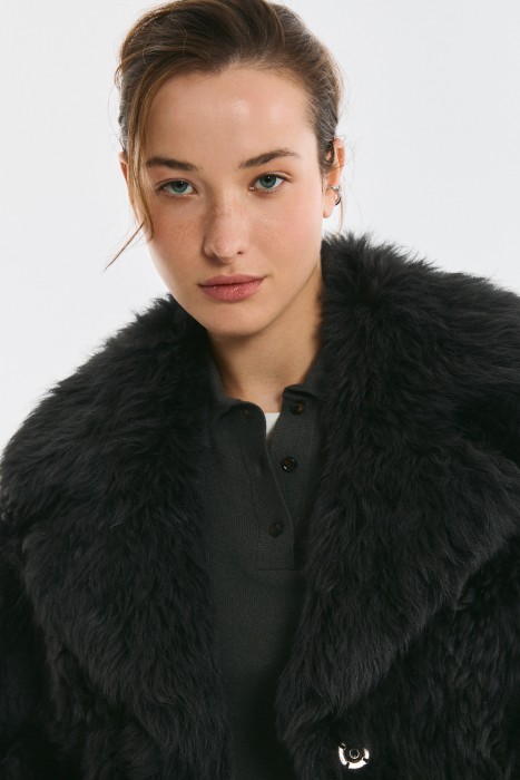 шуба из овчины от бренда снежная королева вид слева