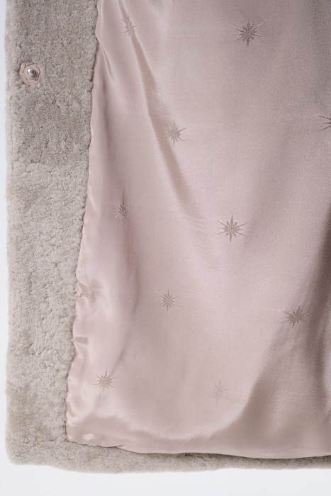 шуба из овчины от бренда снежная королева вид слева