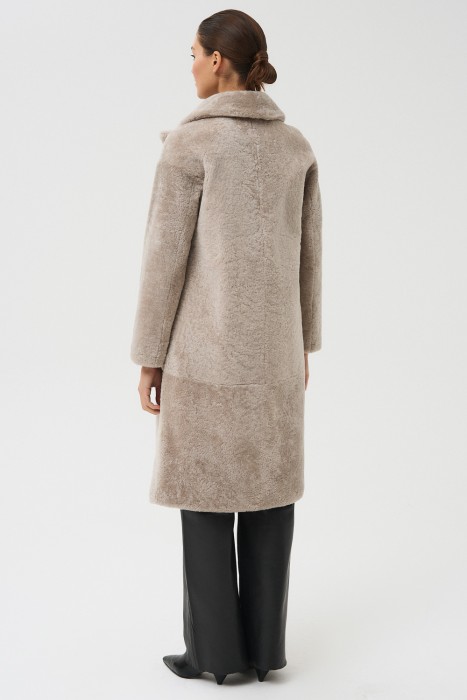 шуба из овчины по цене 23650 руб вид справа