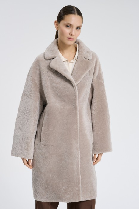 шуба из овчины от бренда снежная королева вид слева