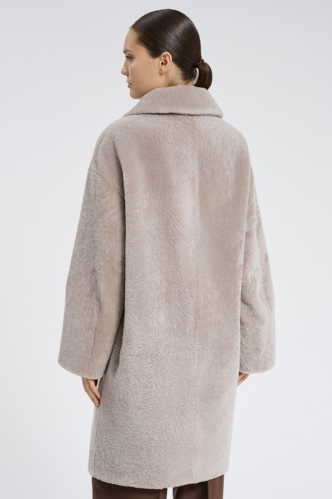 шуба из овчины по цене 43120 руб вид справа