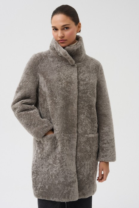 шуба из овчины от бренда снежная королева вид слева