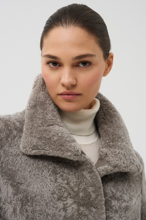 шуба из овчины по цене 45610 руб вид справа