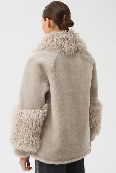 шуба из овчины от бренда снежная королева вид слева