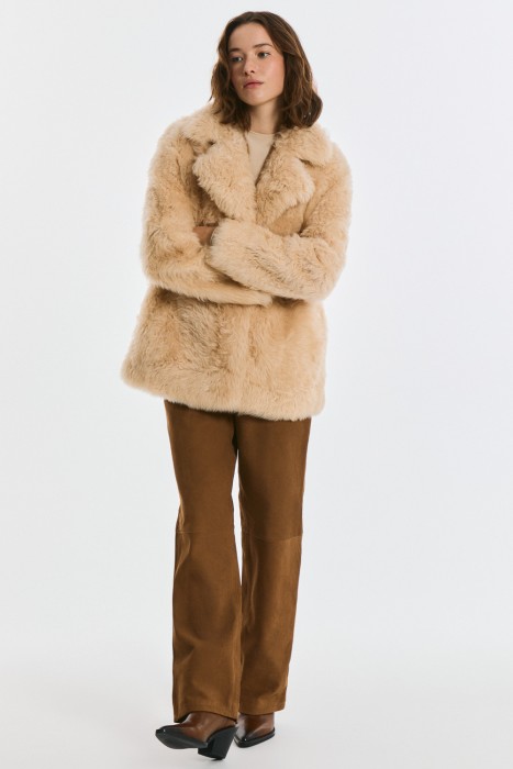 шуба из овчины от бренда снежная королева вид слева