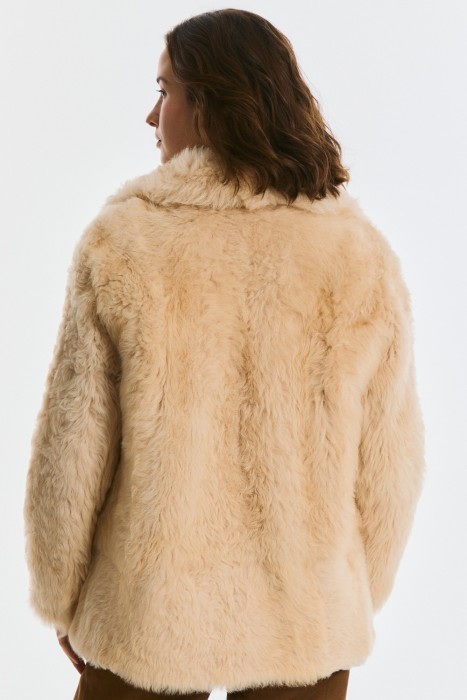 шуба из овчины по цене 43120 руб вид справа