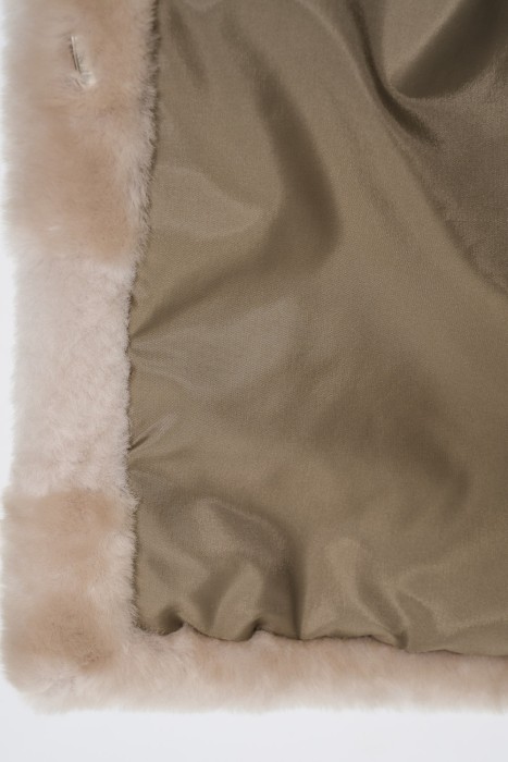 шуба из овчины от бренда снежная королева вид слева